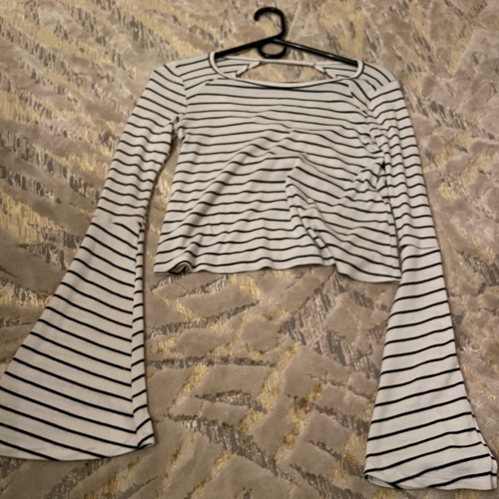 Cropped Longsleeve with flared sleeves
